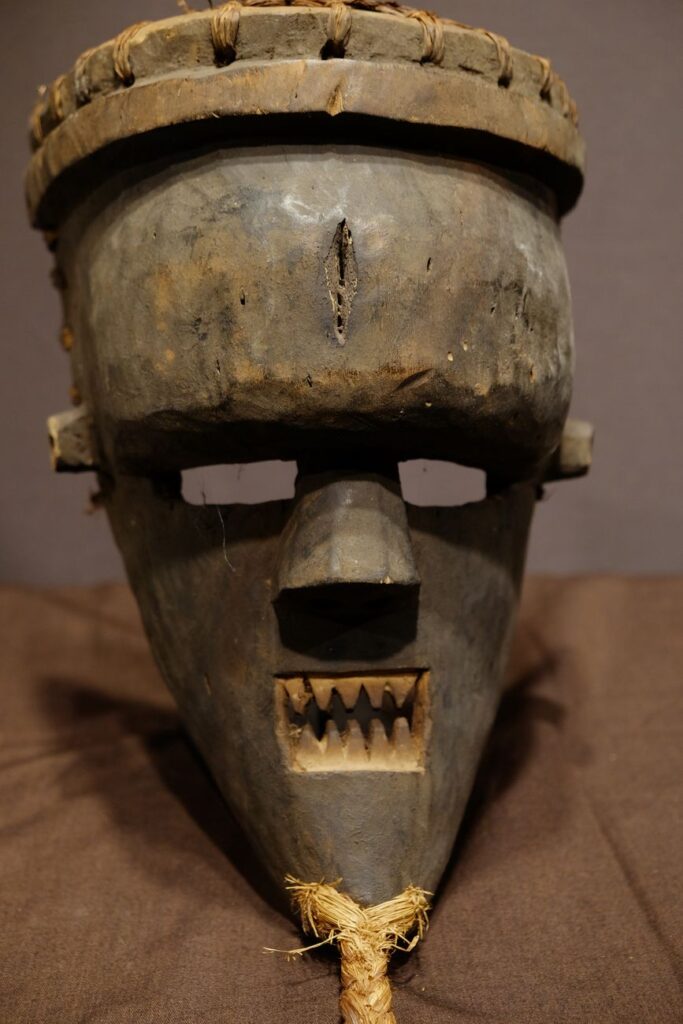A Salampasu mask