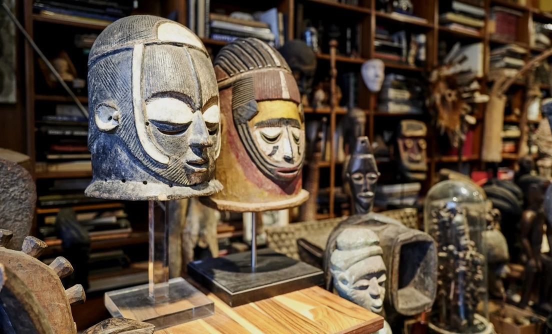 Elke stam maakte andere maskers, en David herkent ze allemaal. — © Jeroen Hanselaer