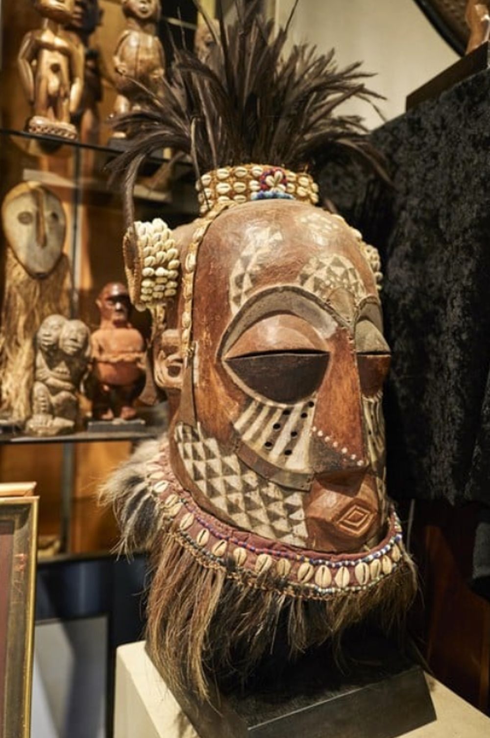 Een groot masker Van de Lele uit Congo. Het is volledig beschilderd en bekleed met koper, pluimen van een kasoa-vogel en schelpjes. — © Jeroen Hanselaer