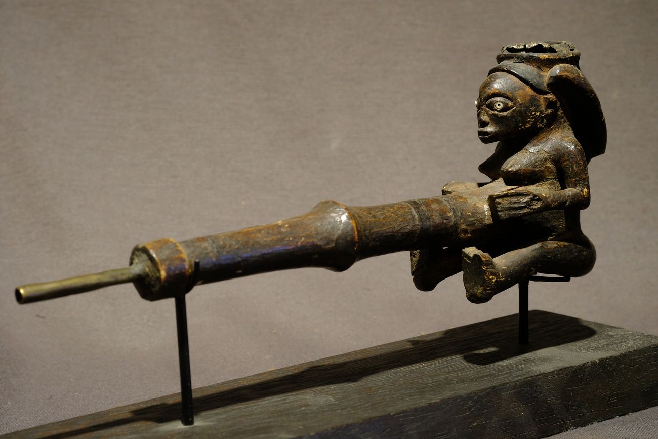 An Ovimbundu figurative wood pipe